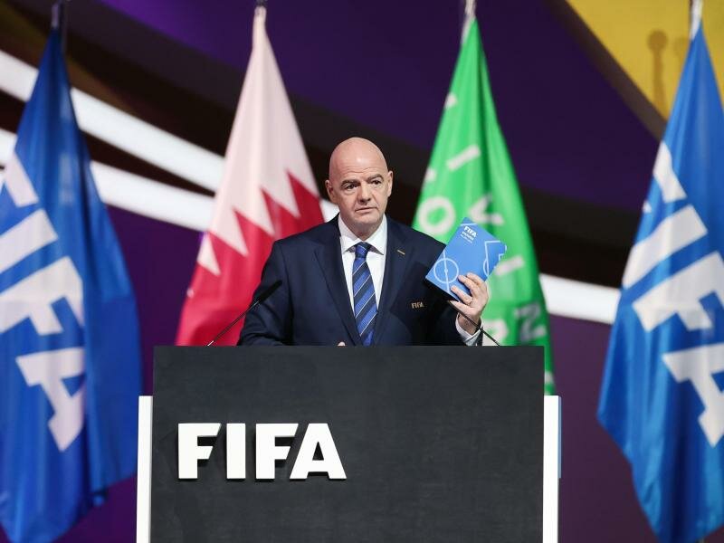 Fifa-Präsident Gianni Infantino rief in Doha zum Frieden auf. Foto: Christian Charisius/dpa