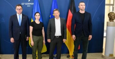 Robert Habeck (2.v.r, Bündnis 90/Die Grünen), Bundesminister für Wirtschaft und Klimaschutz, trifft sich mit Wladimir Klitschko (r), Olexij Makjejew (l), Sonderbeauftragter des ukrainischen Außenministeriums für Sanktionspolitik, und Halyna Yanchenko, Mitglied des ukrainischen Parlaments und Vorsitzende der Ukrainisch-Deutschen Parlamentariergruppe. Foto: Bernd von Jutrczenka/dpa