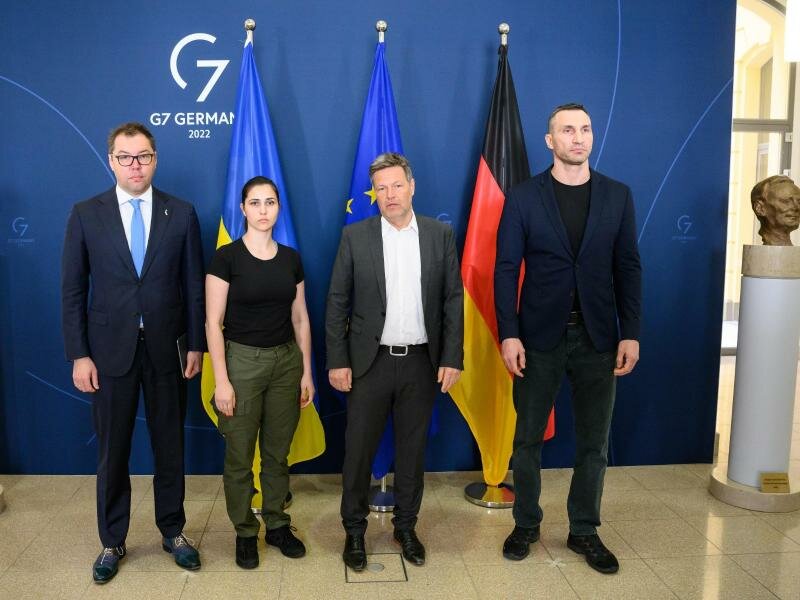 Robert Habeck (2.v.r, Bündnis 90/Die Grünen), Bundesminister für Wirtschaft und Klimaschutz, trifft sich mit Wladimir Klitschko (r), Olexij Makjejew (l), Sonderbeauftragter des ukrainischen Außenministeriums für Sanktionspolitik, und Halyna Yanchenko, Mitglied des ukrainischen Parlaments und Vorsitzende der Ukrainisch-Deutschen Parlamentariergruppe. Foto: Bernd von Jutrczenka/dpa