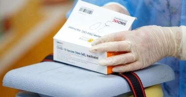 Wer etwa mit dem chinesischen Impfstoff Sinovac grundimmunisiert wurde und eine Auffrischung erhalten hat, soll eine Dosis eines mRNA-Impfstoffs im Mindestabstand von drei Monaten zur vergangenen Impfung erhalten. Foto: ---/Ukrinform/dpa