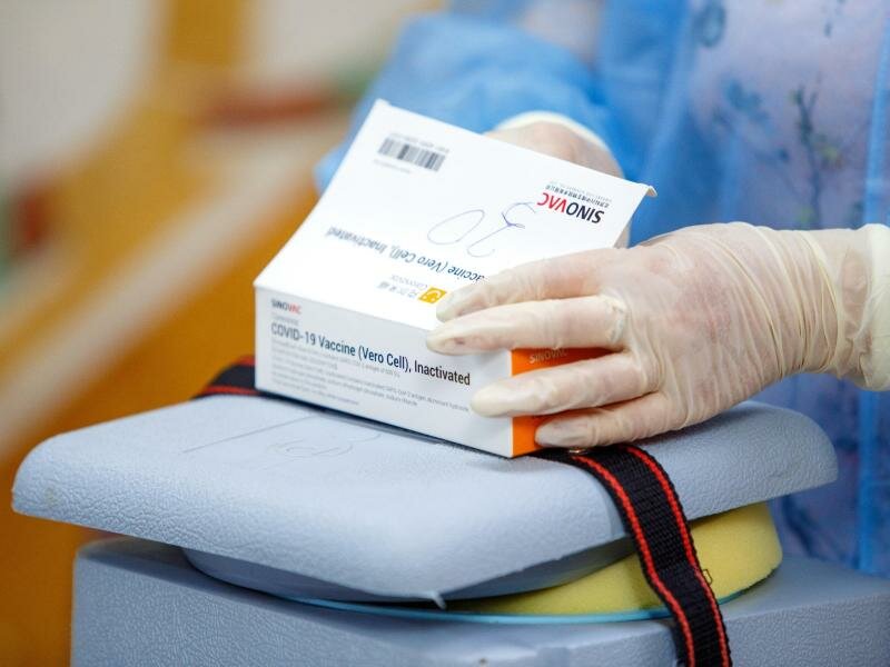 Wer etwa mit dem chinesischen Impfstoff Sinovac grundimmunisiert wurde und eine Auffrischung erhalten hat, soll eine Dosis eines mRNA-Impfstoffs im Mindestabstand von drei Monaten zur vergangenen Impfung erhalten. Foto: ---/Ukrinform/dpa