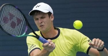 Hat sich im Viertelfinale gegen den Russen Daniil Medwedew durchgesetzt: Hubert Hurkacz aus Polen in Aktion. Foto: Rebecca Blackwell/AP/dpa