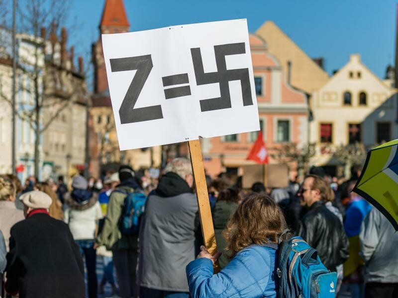 In Russland hat sich der lateinische Buchstabe «Z» zum Symbol der Unterstützung für die russische Armee und die Regierung entwickelt. Foto: Frank Hammerschmidt/dpa