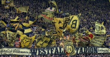 Borussia Dortmund setzt auf die Unterstützung der zahlreichen Fans. Foto: picture alliance / Friso Gentsch/dpa