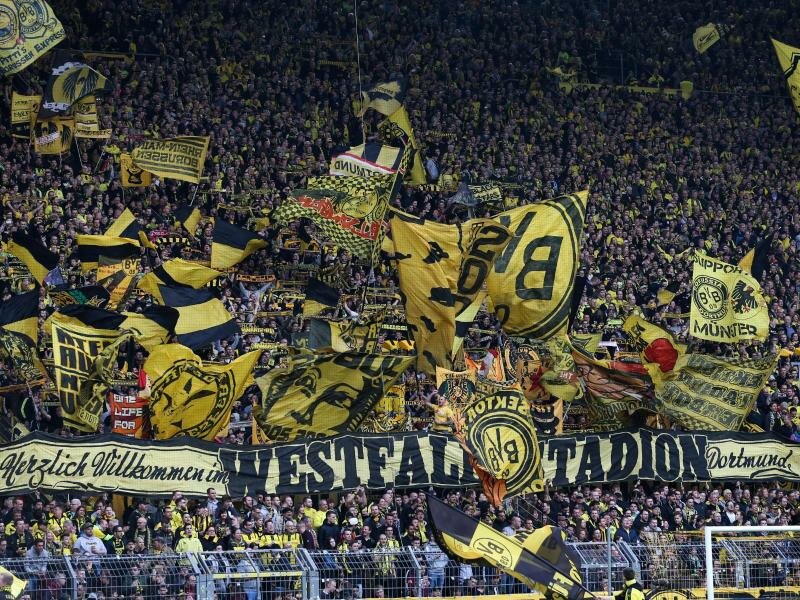 Borussia Dortmund setzt auf die Unterstützung der zahlreichen Fans. Foto: picture alliance / Friso Gentsch/dpa