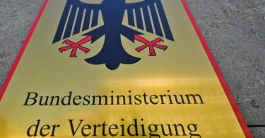 Das Schild des Bundesministerium der Verteidigung in Berlin. Foto: picture alliance / dpa