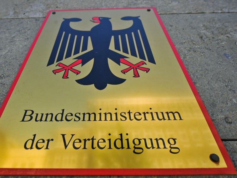 Das Schild des Bundesministerium der Verteidigung in Berlin. Foto: picture alliance / dpa
