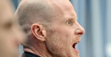 Eishockey-Bundestrainer Toni Söderholm bleibt auch nach dem schwachen Olympia-Abschneiden ambitioniert. Foto: Peter Kneffel/dpa