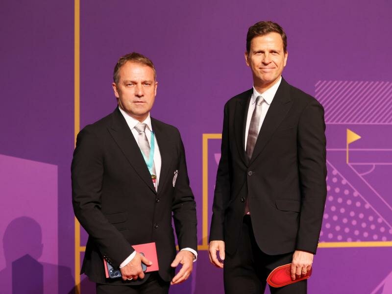 Hansi Flick und Oliver Bierhoff kommen zur Auslosung. Foto: Christian Charisius/dpa