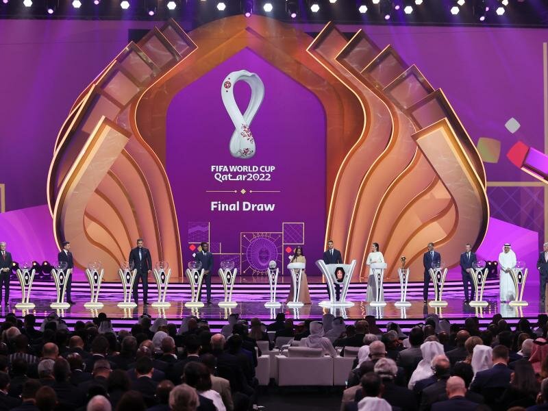 Die «Losfeen» stehen zu Beginn der Auslosung auf der Bühne. Foto: Christian Charisius/dpa