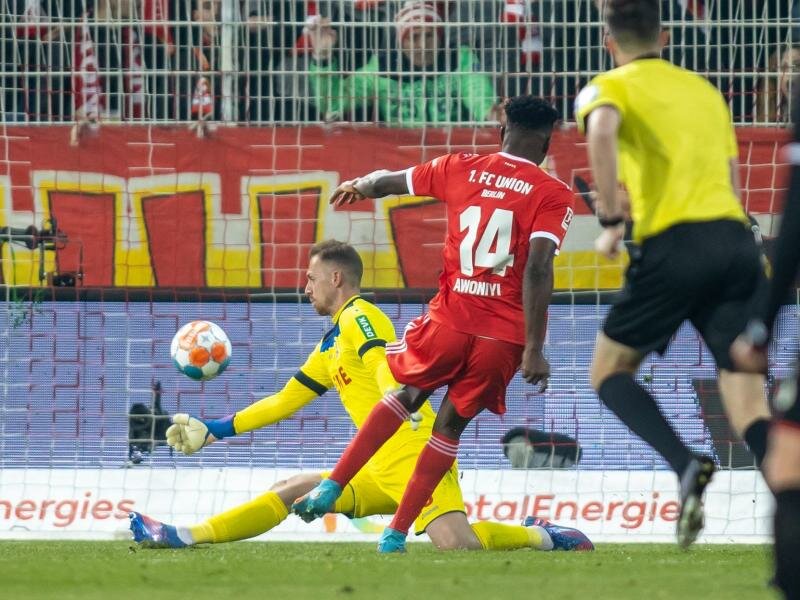 Berlins Taiwo Awoniyi (M) überwindet den Kölner Torwart Marvin Schwäbe (l) zum 1:0. Foto: Andreas Gora/dpa