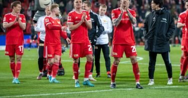 Das Team von Union Berlin bedankt sich auf einer Ehrenrunde nach dem Sieg bei den Fans. Foto: Andreas Gora/dpa
