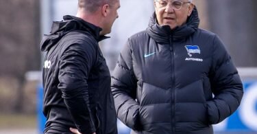 Am 28. Spieltag in Leverkusen löst Hertha-Chefcoach Felix Magath (r) Co-Trainer Mark Fotheringham wieder ab. Foto: Andreas Gora/dpa