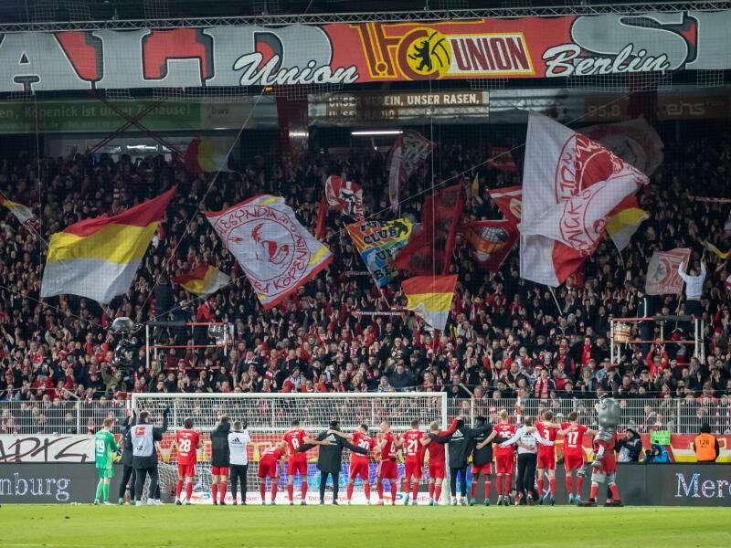 Die Union-Fans feiern ihre Mannschaft nach dem Sieg gegen den 1. FC Köln. Foto: Andreas Gora/dpa