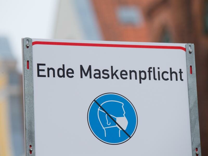 «Ende Maskenpflicht» steht auf einem Schild in Stralsund. Foto: Stefan Sauer/dpa