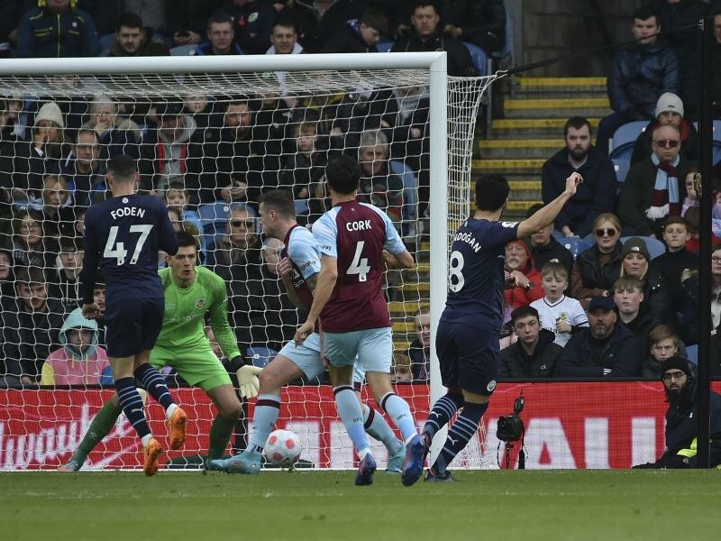 Ilkay Gundogan (r) von Manchester City schießt den Ball zum zwischenzeitlichen 2:0 ins Tor. Foto: Rui Vieira/AP/dpa