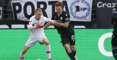 Stuttgarts Chris Führich (l) schirmt den Ball gegen Bielefelds Cedric Brunner ab. Foto: Friso Gentsch/dpa