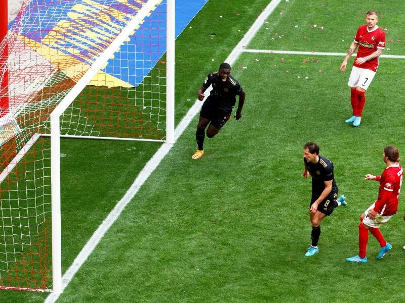 Bayerns Leon Goretzka (2.v.l.) konnte sich bei seinem Comeback mit einem Tor belohnen. Foto: Philipp von Ditfurth/dpa