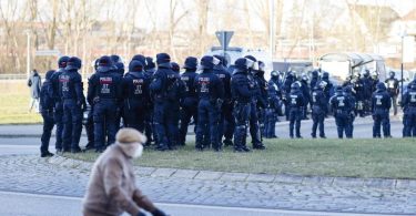 Die Polizei ist bei der Partie zwischen Hansa Rostock und dem FC St. Pauli mit zahlreichen Einsatzkräften vor Ort. Foto: Frank Molter/dpa