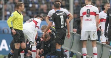 Der Bielefelder Fabian Klos wird auf dem Platz behandelt. Foto: Friso Gentsch/dpa