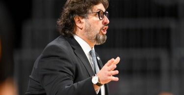 Trainer Andrea Trinchieri und seine Bayern kassierten in Oldenburg eine deutliche Niederlage. Foto: Tobias Hase/dpa/Archiv
