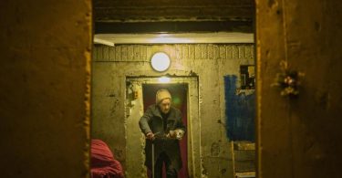 Eine ältere Frau sucht im Keller ihres Hauses in Charkiw Schutz vor dem Raketenbeschuss des russischen Militärs. Foto: Celestino Arce Lavin/ZUMA Press Wire/dpa