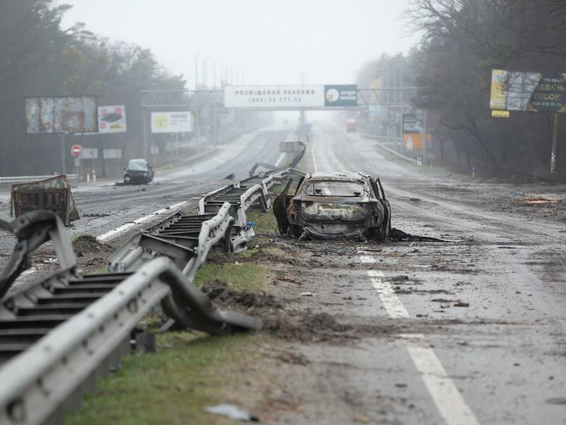 Ein zerstörtes Auto auf einer Landstraße in Butscha. Fast 300 Zivilisten wurden entlang der Straße in Butscha, einer Pendlerstadt außerhalb der Hauptstadt, getötet. Foto: Mykhaylo Palinchak/SOPA Images via ZUMA Press Wire/dpa