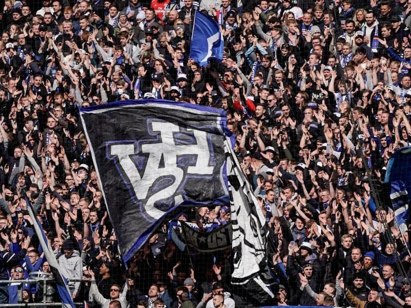 Die Fans des HSV feiern vor Beginn des Spiels auf der Nordtribüne - vor der 1:2-Heimpleite. Foto: Axel Heimken/dpa