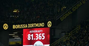 Das Dortmunder Stadion war beim Bundesliga-Spiel gegen den RB Leipzig ausverkauft. Foto: Bernd Thissen/dpa