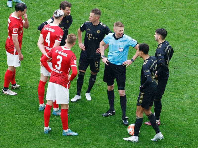 Der Wechselfehler in der Partie des SC Freiburg gegen den FC Bayern München sorgte für viel Diskussionsstoff. Foto: Philipp von Ditfurth/dpa