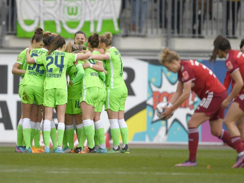 Die Wölfinnen (l) ließen den Bayern im Topspiel keine Chance. Foto: Swen Pförtner/dpa