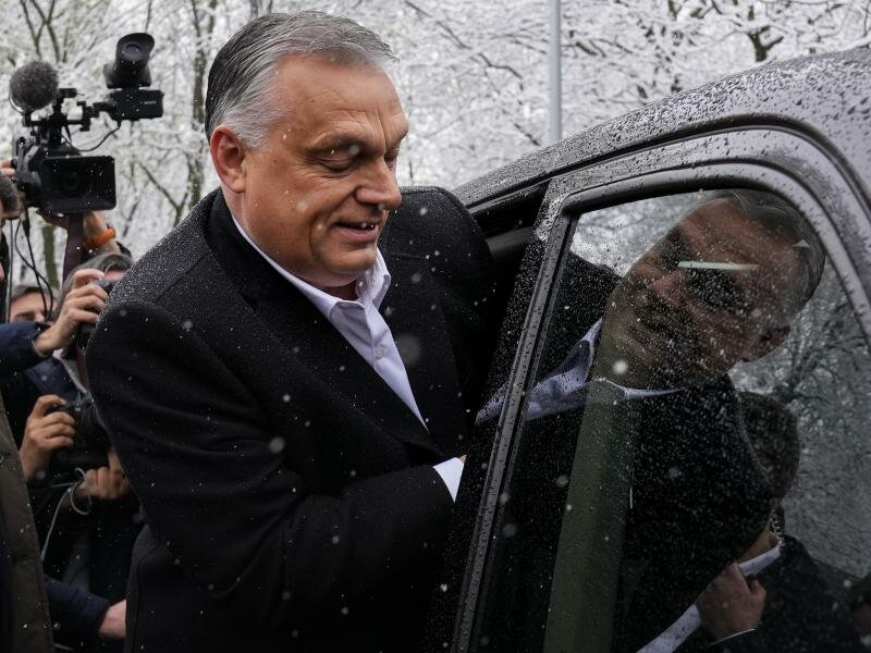 Viktor Orban nach seiner Stimmabgabe bei den Parlamentswahlen. Foto: Petr David Josek/AP/dpa