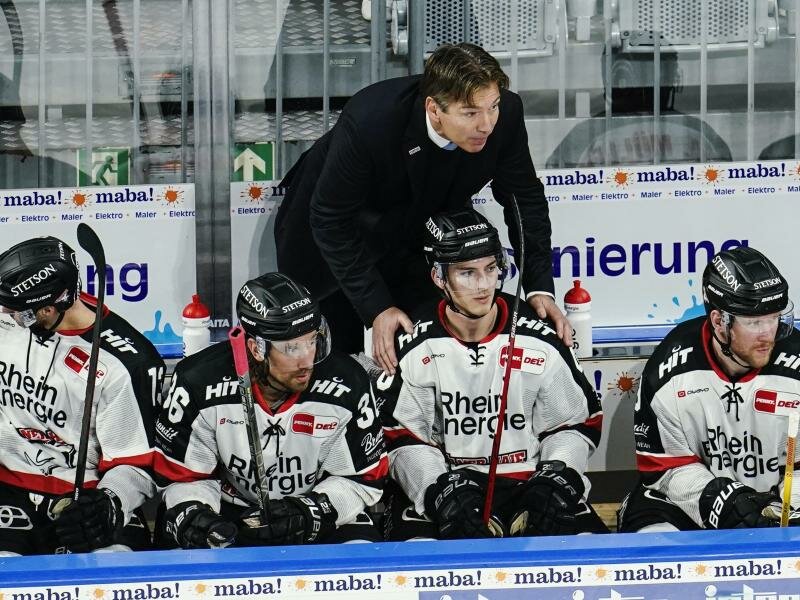 Trainer Uwe Krupp und seine Kölner Haie stehen in den Playoffs. Foto: Uwe Anspach/dpa/Archiv