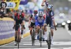Mathieu van der Poel (r) konnte die Flandern-Rundfahrt zum zweiten Mal gewinnen. Foto: Eric Lalmand/BELGA/dpa