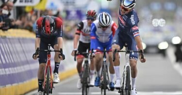 Mathieu van der Poel (r) konnte die Flandern-Rundfahrt zum zweiten Mal gewinnen. Foto: Eric Lalmand/BELGA/dpa
