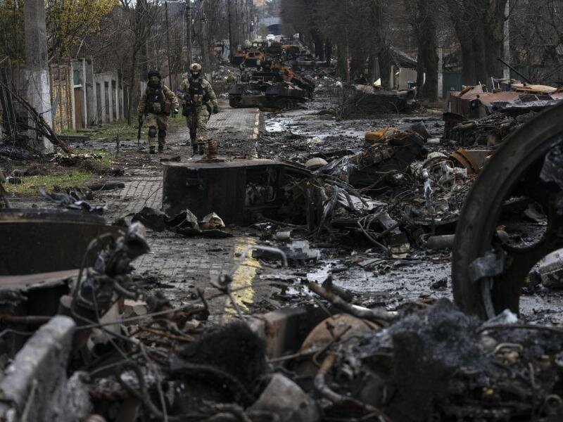 In der ukrainischen Stadt Butscha, 25 Kilometer nordwestlich der Hauptstadt Kiew, bietet sich nach dem Rückzug der russischen Armee ein Bild des Grauens. Foto: Rodrigo Abd/AP/dpa