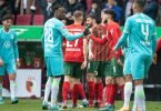 Der VfL Wolfsburg befindet sich nach der Niederlage in Augsburg wieder im Abstiegskampf. Foto: Matthias Balk/dpa