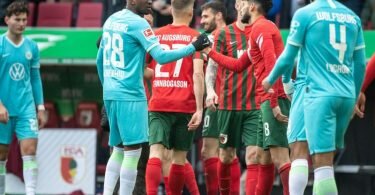 Der VfL Wolfsburg befindet sich nach der Niederlage in Augsburg wieder im Abstiegskampf. Foto: Matthias Balk/dpa