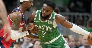 Jaylen Brown (r) führte die Celtics gegen Washington zum Sieg. Foto: Steven Senne/AP/dpa