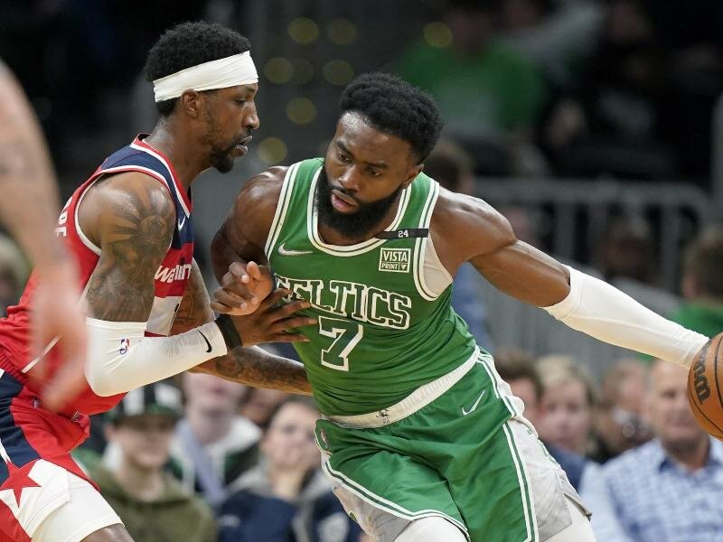 Jaylen Brown (r) führte die Celtics gegen Washington zum Sieg. Foto: Steven Senne/AP/dpa