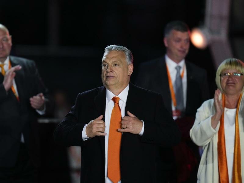 Der ungarische Ministerpräsident Viktor Orban dankt jubelnden Anhängern während einer Wahlparty in Budapest. Foto: Petr David Josek/AP/dpa