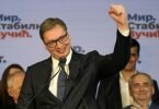 Der serbische Präsident Aleksandar Vucic in Belgrad. Vucic und seine rechtspopulistische Partei scheinen auf einen Sieg bei den serbischen Wahlen zuzusteuern und damit eine jahrzehntelange autoritäre Herrschaft in dem Balkanland zu verlängern. Foto: Darko Vojinovic/AP/dpa