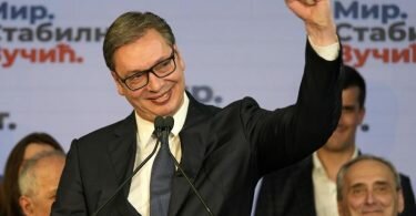 Der serbische Präsident Aleksandar Vucic in Belgrad. Vucic und seine rechtspopulistische Partei scheinen auf einen Sieg bei den serbischen Wahlen zuzusteuern und damit eine jahrzehntelange autoritäre Herrschaft in dem Balkanland zu verlängern. Foto: Darko Vojinovic/AP/dpa