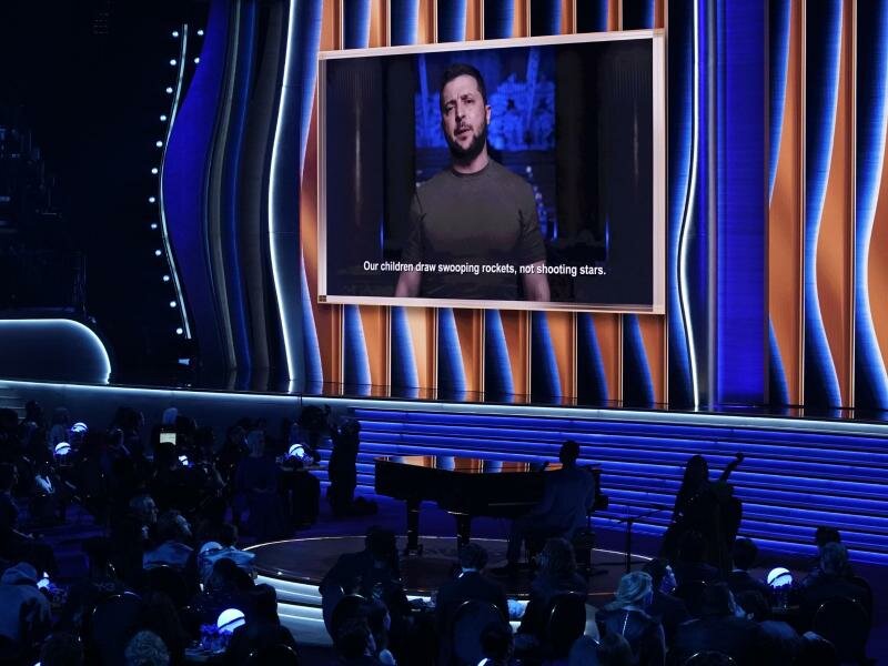 Der ukrainische Präsident Wolodymyr Selenskyj ist per Video-Botschaft bei der 64. jährlichen Grammy-Verleihung in Las Vegas zu sehen. Foto: Chris Pizzello/Invision via AP/dpa