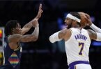 Los Angeles Lakers-Forward Carmelo Anthony (r) schützt den Ball vor Nuggets-Guard Bones Hyland. Foto: Mark J. Terrill/AP/dpa