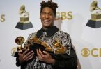 Jon Batiste, Gewinner der Preise für die beste American-Roots-Performance für "Cry", den besten American-Roots-Song für "Cry", das beste Musikvideo für "Freedom", den besten Soundtrack für visuelle Medien für "Soul" und das Album des Jahres für "We Are". Foto: John Locher/Invision via AP/dpa