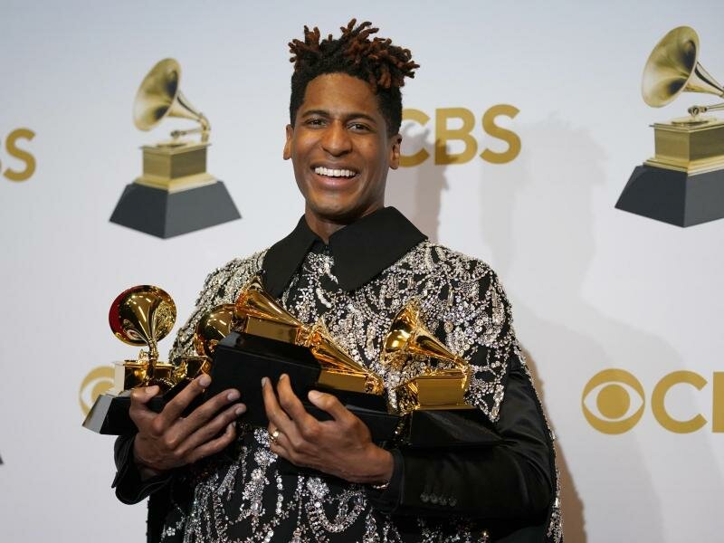 Jon Batiste, Gewinner der Preise für die beste American-Roots-Performance für "Cry", den besten American-Roots-Song für "Cry", das beste Musikvideo für "Freedom", den besten Soundtrack für visuelle Medien für "Soul" und das Album des Jahres für "We Are". Foto: John Locher/Invision via AP/dpa