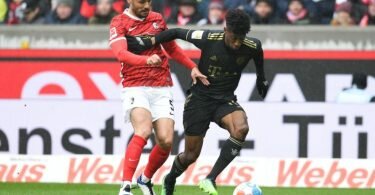 Bei der geplanten Auswechslung von Kingsley Coman (r) war zunächst die falsche Rückennummer angezeigt worden. Foto: Silas Stein/dpa