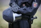 Eine Polizeibeamtin im Saarland (Symbolfoto). Foto: Fredrik Von Erichsen/dpa