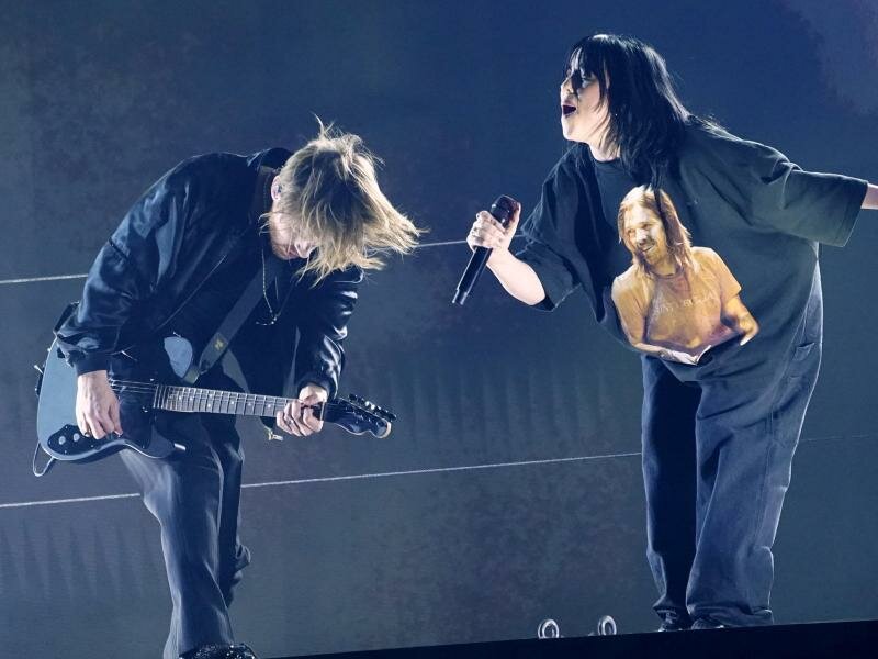 Billie Eilish (r) mit einem T-Shirt mit dem Bild des verstorbenen Schlagzeugers Taylor Hawkins bei der Grammy-Verlehung. Foto: Chris Pizzello/Invision/AP/dpa